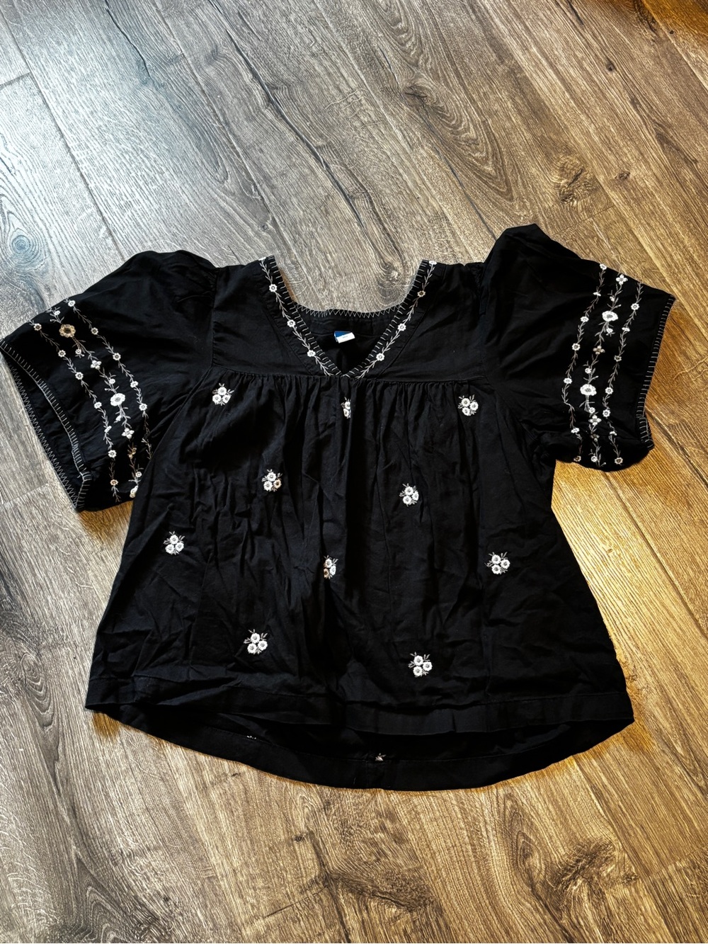 Old Navy Black V-Neck Embroidered Short Sleeve Blouse
